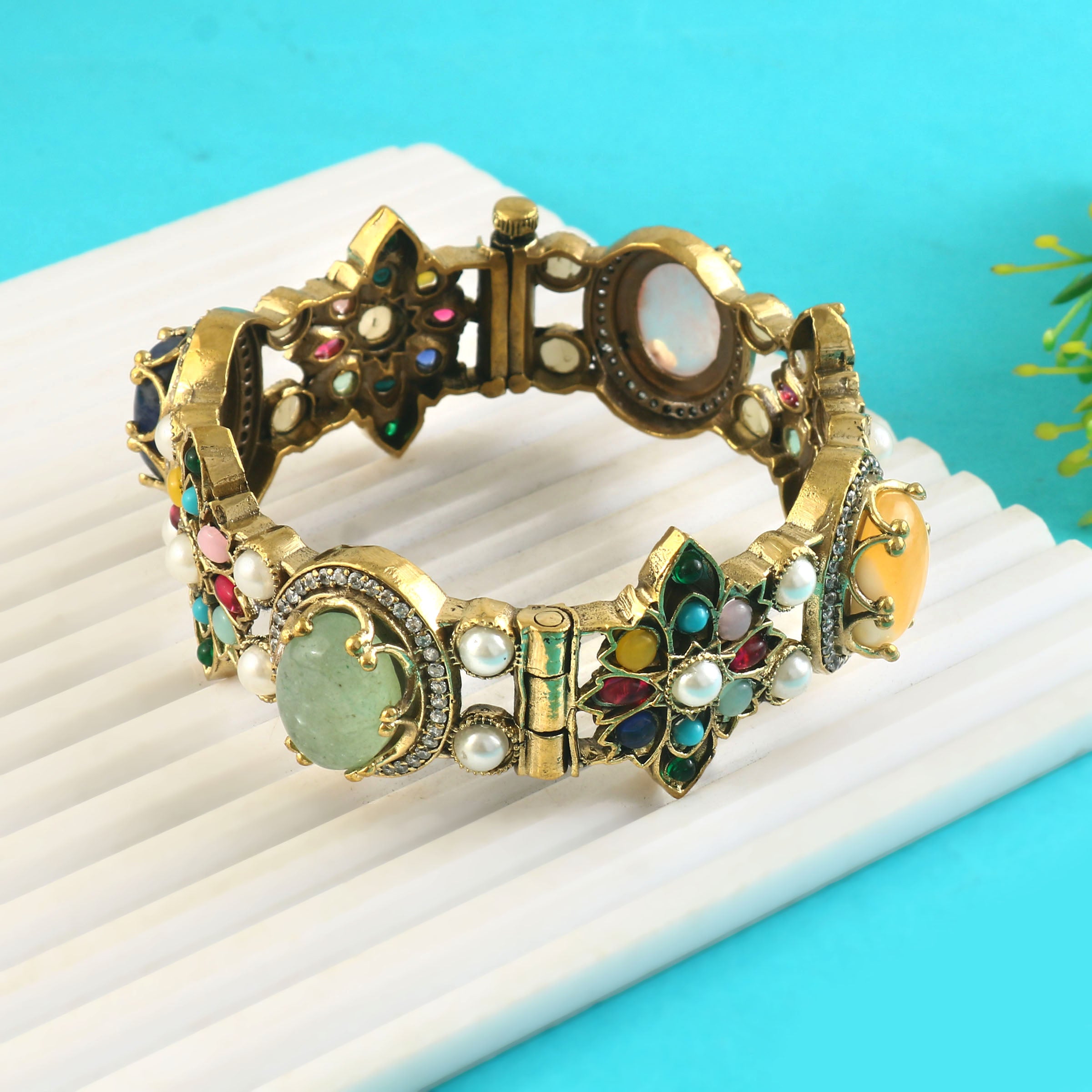 BG-120 - Jadau Kundan Bangle with Emerald