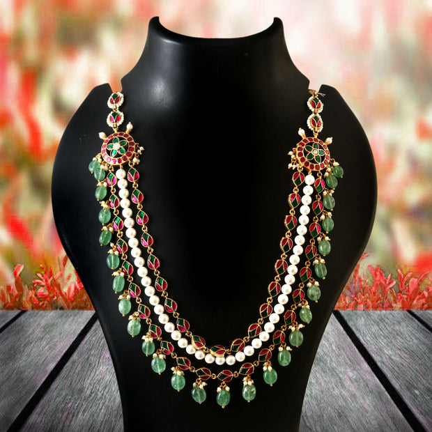 Jadau Kundan necklace features emerald detailing